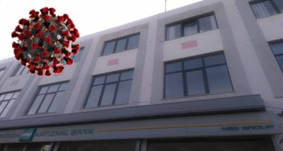 &Delta;ή&mu;&omicron;&sigmaf; &Lambda;ή&mu;&nu;&omicron;&upsilon;: &Omicron; Covid &laquo;&chi;&tau;ύ&pi;&eta;&sigma;&epsilon;&raquo; &tau;&eta; &Delta;&iota;&epsilon;ύ&theta;&upsilon;&nu;&sigma;&eta; &Pi;&epsilon;&rho;&iota;&beta;ά&lambda;&lambda;&omicron;&nu;&tau;&omicron;&sigmaf;