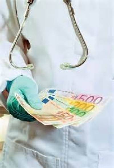 Πέρασαν ρύθμιση που νομιμοποιεί το φακελάκι