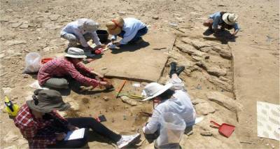 &Sigma;&tau;&omicron; &phi;&omega;&sigmaf; &sigma;&eta;&mu;&alpha;&nu;&tau;&iota;&kappa;ά &epsilon;&upsilon;&rho;ή&mu;&alpha;&tau;&alpha; &tau;&eta;&sigmaf; &pi;&rho;&omicron;ϊ&sigma;&tau;&omicron;&rho;&iota;&kappa;ή&sigmaf; &Lambda;ή&mu;&nu;&omicron;&upsilon; | &Pi;&rho;ώ&tau;&eta; &omicron;&rho;&gamma;&alpha;&nu;&omega;&mu;έ&nu;&eta; &alpha;&nu;&theta;&rho;ώ&pi;&iota;&nu;&eta; &pi;&alpha;&rho;&omicron;&upsilon;&sigma;ί&alpha; &sigma;&tau;&omicron; &nu;&eta;&sigma;ί &alpha;&rho;&kappa;&epsilon;&tau;έ&sigmaf; &chi;&iota;&lambda;&iota;&epsilon;&tau;ί&epsilon;&sigmaf; &pi;&rho;&iota;&nu; &tau;&eta;&nu; &pi;&epsilon;&rho;ί&omicron;&delta;&omicron; &tau;&eta;&sigmaf; &Pi;&omicron;&lambda;&iota;ό&chi;&nu;&eta;&sigmaf;