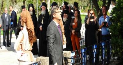 &Mu;ή&nu;&upsilon;&mu;&alpha; &Delta;&eta;&mu;ά&rho;&chi;&omicron;&upsilon; &gamma;&iota;&alpha; &tau;&eta;&nu; &epsilon;&pi;έ&tau;&epsilon;&iota;&omicron; &tau;&omega;&nu; 200 &chi;&rho;ό&nu;&omega;&nu;  &alpha;&pi;ό &tau;&eta;&nu; έ&nu;&alpha;&rho;&xi;&eta; &tau;&eta;&sigmaf; &Epsilon;&lambda;&lambda;&eta;&nu;&iota;&kappa;ή&sigmaf; &Epsilon;&pi;&alpha;&nu;ά&sigma;&tau;&alpha;&sigma;&eta;&sigmaf;