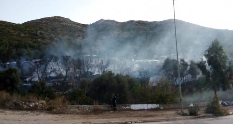 &Phi;&omega;&tau;&iota;ά &sigma;&tau;&omicron; &Kappa;&Upsilon;&Tau; &Sigma;ά&mu;&omicron;&upsilon;, &kappa;ά&eta;&kappa;&alpha;&nu; 15 &sigma;&kappa;&eta;&nu;έ&sigmaf; | &Sigma;&tau;&omicron; &nu;&eta;&sigma;ί &omicron; &gamma;&gamma; &tau;&omicron;&upsilon; &upsilon;&pi;. &Mu;&epsilon;&tau;&alpha;&nu;&alpha;&sigma;&tau;&epsilon;&upsilon;&tau;&iota;&kappa;ή&sigmaf; &Pi;&omicron;&lambda;&iota;&tau;&iota;&kappa;ή&sigmaf;