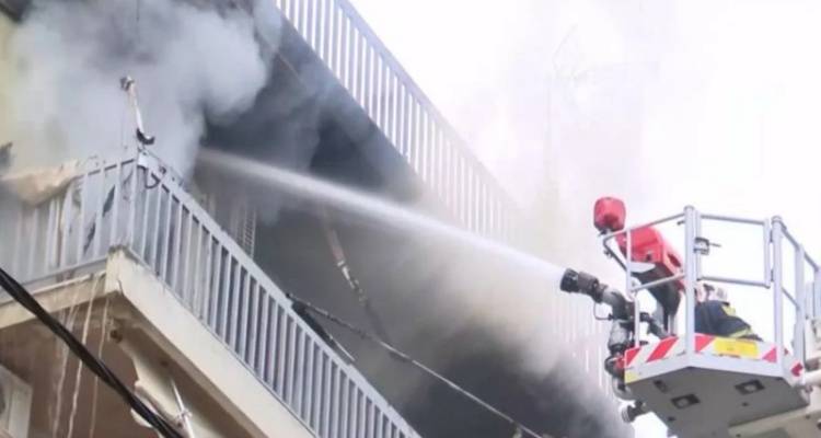 &Tau;&rho;&alpha;&gamma;&omega;&delta;ί&alpha; &sigma;&tau;&eta;&nu; &Alpha;&gamma;ί&alpha; &Pi;&alpha;&rho;&alpha;&sigma;&kappa;&epsilon;&upsilon;ή: &Gamma;&upsilon;&nu;&alpha;ί&kappa;&alpha; &beta;&rho;έ&theta;&eta;&kappa;&epsilon; &alpha;&pi;&alpha;&nu;&theta;&rho;&alpha;&kappa;&omega;&mu;έ&nu;&eta; &mu;&epsilon;&tau;ά &alpha;&pi;ό &phi;&omega;&tau;&iota;ά