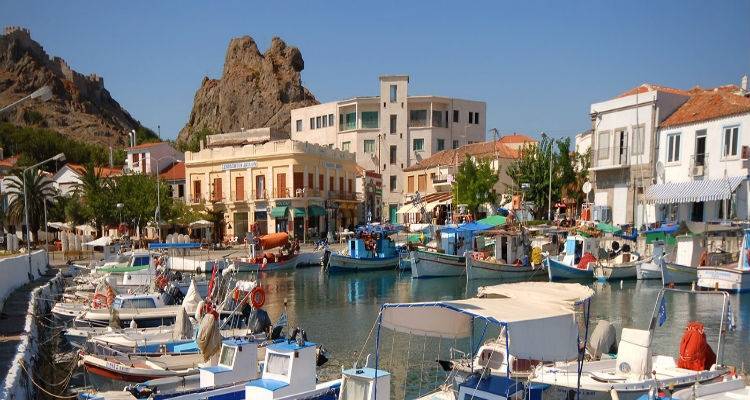 &Xi;&epsilon;&kappa;ί&nu;&eta;&sigma;&epsilon; &eta; &delta;&iota;&alpha;&nu;&omicron;&mu;ή &tau;&omicron;&upsilon;&rho;&iota;&sigma;&tau;&iota;&kappa;&omicron;ύ &chi;ά&rho;&tau;&eta; &tau;&eta;&sigmaf; &Mu;ύ&rho;&iota;&nu;&alpha;&sigmaf; &alpha;&pi;ό &tau;&omicron;&nu; &Epsilon;&mu;&pi;&omicron;&rho;&iota;&kappa;ό &Sigma;ύ&lambda;&lambda;&omicron;&gamma;&omicron; &Lambda;ή&mu;&nu;&omicron;&upsilon; (photo)