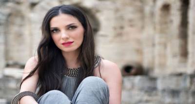 &Phi;&omega;&tau;&epsilon;&iota;&nu;ή &Delta;ά&rho;&rho;&alpha;: &laquo;&Epsilon;ί&mu;&alpha;&iota; &sigma;ί&gamma;&omicron;&upsilon;&rho;&eta; ό&tau;&iota; &theta;&alpha; &xi;&alpha;&nu;ά&rho;&theta;&omega; &sigma;&tau;&eta; &Lambda;ή&mu;&nu;&omicron;&raquo;