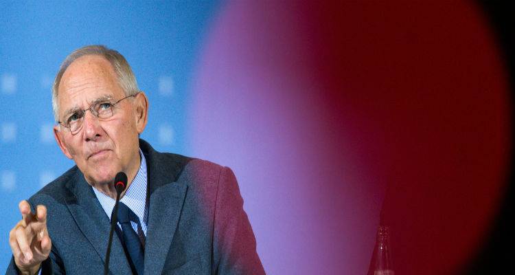 Νέες «απειλές» Σόιμπλε στους κεντρικούς τραπεζίτες του ευρώ