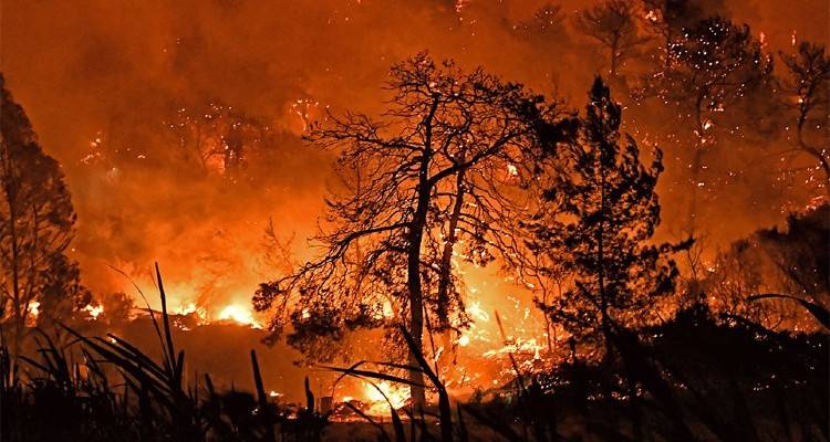 &Phi;&omega;&tau;&iota;ά &sigma;&tau;&omicron;&nu; &Sigma;&chi;ί&nu;&omicron; &Kappa;&omicron;&rho;&iota;&nu;&theta;ί&alpha;&sigmaf;: &Mu;ά&chi;&eta; &mu;&epsilon; &tau;&iota;&sigmaf; &phi;&lambda;ό&gamma;&epsilon;&sigmaf; - &Epsilon;&kappa;&kappa;&epsilon;&nu;ώ&theta;&eta;&kappa;&alpha;&nu; έ&xi;&iota; &omicron;&iota;&kappa;&iota;&sigma;&mu;&omicron;ί &kappa;&alpha;&iota; &delta;ύ&omicron; &Mu;&omicron;&nu;έ&sigmaf;