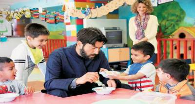 Η αγκαλιά που χωράει παιδιά από τη Λήμνο μέχρι τη Συρία