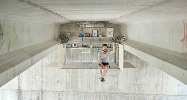 Ο σχεδιαστής που έκρυψε το γραφείο του κάτω από μια γέφυρα (photos + video)