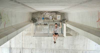 Ο σχεδιαστής που έκρυψε το γραφείο του κάτω από μια γέφυρα (photos + video)