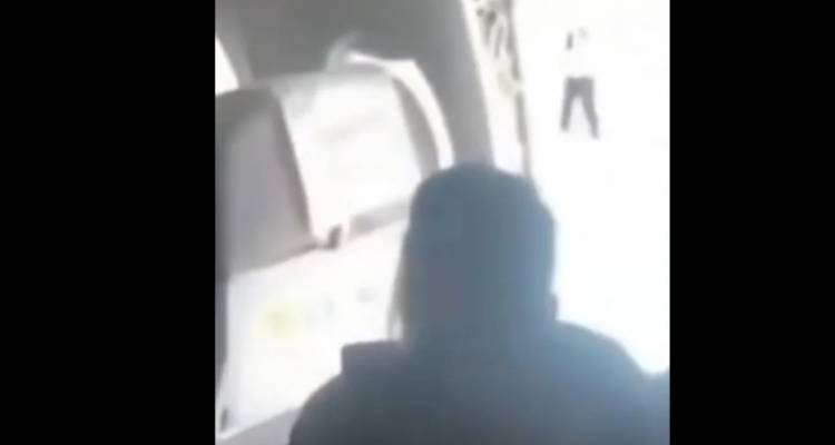 Επιβάτης αεροπλάνου άνοιξε την έξοδο κινδύνου επειδή ήθελε να πάρει «λίγο καθαρό αέρα» [βίντεο]
