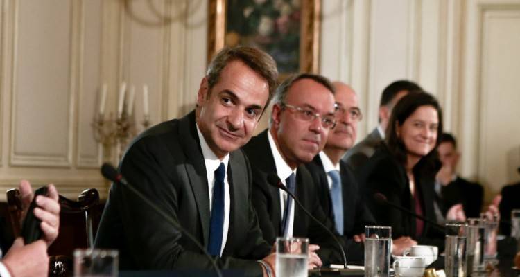 Στο υπουργικό σήμερα τα επόμενα νομοσχέδια: Συγκεντρώσεις στο... πεζοδρόμιο, επίδομα γέννησης
