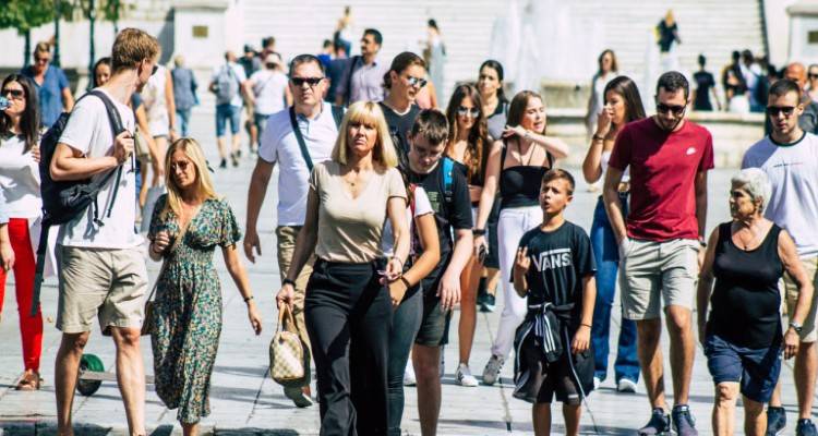 &Tau;&alpha; &mu;&epsilon;&gamma;ά&lambda;&alpha;... &phi;έ&sigma;&iota;&alpha; &sigma;&tau;&eta;&nu; &Epsilon;&phi;&omicron;&rho;ί&alpha;: 8.265 &phi;&omicron;&rho;&omicron;&lambda;&omicron;&gamma;&omicron;ύ&mu;&epsilon;&nu;&omicron;&iota; &chi;&rho;&omega;&sigma;&tau;ά&nu;&epsilon; &pi;ά&nu;&omega; &alpha;&pi;ό 1 &epsilon;&kappa;&alpha;&tau;. &omicron; &kappa;&alpha;&theta;έ&nu;&alpha;&sigmaf;
