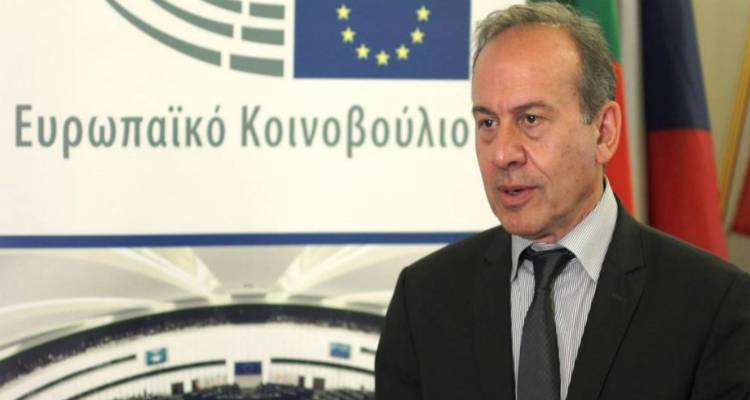 &Lambda;.  &Alpha;&nu;&tau;&omega;&nu;&alpha;&kappa;ό&pi;&omicron;&upsilon;&lambda;&omicron;&sigmaf; &sigma;&tau;&omicron;&nu; FM 100: &laquo;&Delta;&epsilon;&nu; &pi;&rho;έ&pi;&epsilon;&iota; &nu;&alpha; &theta;&epsilon;&omega;&rho;&omicron;ύ&nu;&tau;&alpha;&iota; &alpha;&upsilon;&tau;&omicron;&nu;ό&eta;&tau;&alpha; &tau;&alpha; &omicron;&phi;έ&lambda;&eta; &tau;&eta;&sigmaf; &Epsilon;&Epsilon;&raquo; (audio)