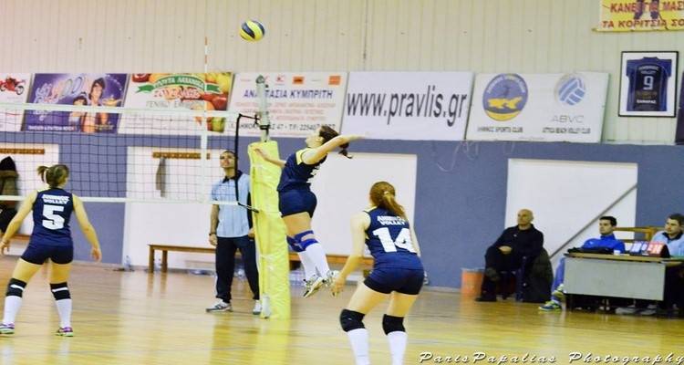 &Alpha;&nu;&tau;&iota;&mu;έ&tau;&omega;&pi;&eta; &mu;&epsilon; &tau;&omicron;&nu; &Alpha;.&Omicron;. &Mu;&upsilon;&tau;&iota;&lambda;ή&nu;&eta;&sigmaf; &alpha;ύ&rho;&iota;&omicron; &eta; &gamma;&upsilon;&nu;&alpha;&iota;&kappa;&epsilon;ί&alpha; &omicron;&mu;ά&delta;&alpha; &beta;ό&lambda;&epsilon;ϊ &tau;&eta;&sigmaf; &Lambda;ή&mu;&nu;&omicron;&upsilon;