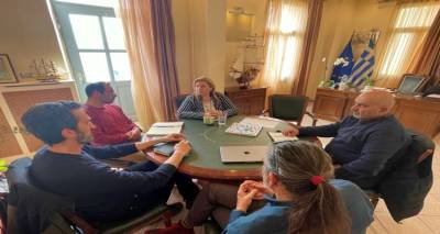 &Sigma;&upsilon;&nu;ά&nu;&tau;&eta;&sigma;&eta; &Delta;&eta;&mu;ά&rho;&chi;&omicron;&upsilon; &mu;&epsilon; &epsilon;&kappa;&pi;&rho;&omicron;&sigma;ώ&pi;&omicron;&upsilon;&sigmaf; &tau;&eta;&sigmaf; &Epsilon;&lambda;&lambda;&eta;&nu;&iota;&kappa;ή&sigmaf; &Omicron;&rho;&nu;&iota;&theta;&omicron;&lambda;&omicron;&gamma;&iota;&kappa;ή&sigmaf; &Epsilon;&tau;&alpha;&iota;&rho;&epsilon;ί&alpha;&sigmaf;