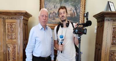 &Omicron; &Pi;&epsilon;&rho;&iota;&phi;&epsilon;&rho;&epsilon;&iota;ά&rho;&chi;&eta;&sigmaf; &sigma;&tau;&eta;  Deutsche Welle