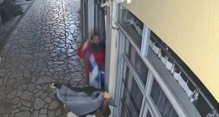 &Tau;&omicron;&upsilon;&rho;ί&sigma;&tau;&epsilon;&sigmaf; &kappa;&alpha;&tau;έ&beta;&alpha;&sigma;&alpha;&nu; &tau;&eta;&nu; &epsilon;&lambda;&lambda;&eta;&nu;&iota;&kappa;ή &sigma;&eta;&mu;&alpha;ί&alpha; &sigma;&tau;&omicron; &Lambda;&epsilon;&omega;&nu;ί&delta;&iota;&omicron; &Alpha;&rho;&kappa;&alpha;&delta;ί&alpha;&sigmaf; [&beta;ί&nu;&tau;&epsilon;&omicron;]