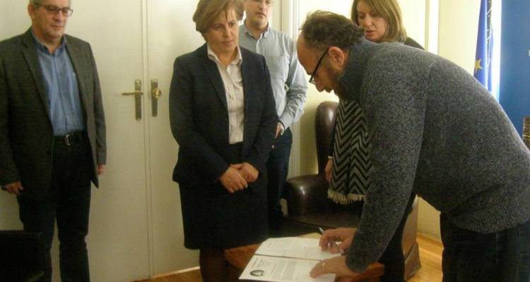 &Alpha;&nu;&tau;&alpha;&rho;&sigma;ί&alpha; &pi;&rho;&omicron;&sigmaf; &Kappa;&alpha;&lambda;&omicron;&gamma;ή&rho;&omicron;&upsilon;: &laquo;&Epsilon;ί&sigma;&tau;&epsilon; &tau;&omicron; &tau;&omicron;&pi;&iota;&kappa;ό &kappa;&rho;ά&tau;&omicron;&sigmaf; &tau;&omicron;&upsilon; &kappa;&epsilon;&phi;&alpha;&lambda;&alpha;ί&omicron;&upsilon;, &tau;&eta;&sigmaf; &Epsilon;&Epsilon; &kappa;&alpha;&iota; &tau;&omicron;&upsilon; &Delta;&Nu;&Tau;&raquo;