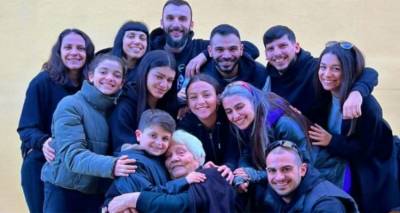 &Eta; &Epsilon;&lambda;έ&nu;&eta; &Rho;ό&kappa;&kappa;&omicron;&upsilon; &alpha;&gamma;&kappa;&alpha;&lambda;&iota;ά &mu;&epsilon; ό&lambda;&alpha; &tau;&eta;&sigmaf; &tau;&alpha; &epsilon;&gamma;&gamma;ό&nu;&iota;&alpha;