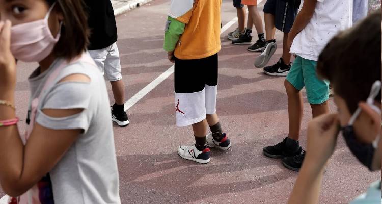 &Sigma;&chi;&omicron;&lambda;&epsilon;ί&alpha;: &Mu;&epsilon; &alpha;&lambda;&lambda;&alpha;&gamma;έ&sigmaf; &alpha;ύ&rho;&iota;&omicron; &tau;&omicron; &pi;&rho;ώ&tau;&omicron; &kappa;&omicron;&upsilon;&delta;&omicron;ύ&nu;&iota; &tau;&eta;&sigmaf; &chi;&rho;&omicron;&nu;&iota;ά&sigmaf; -&Omicron;&lambda;&omicron;ή&mu;&epsilon;&rho;&omicron;, &mu;έ&nu;&tau;&omicron;&rho;&epsilon;&sigmaf; &kappa;&alpha;&iota; &nu;έ&omicron; &pi;&rho;&omega;&tau;ό&kappa;&omicron;&lambda;&lambda;&omicron; Covid
