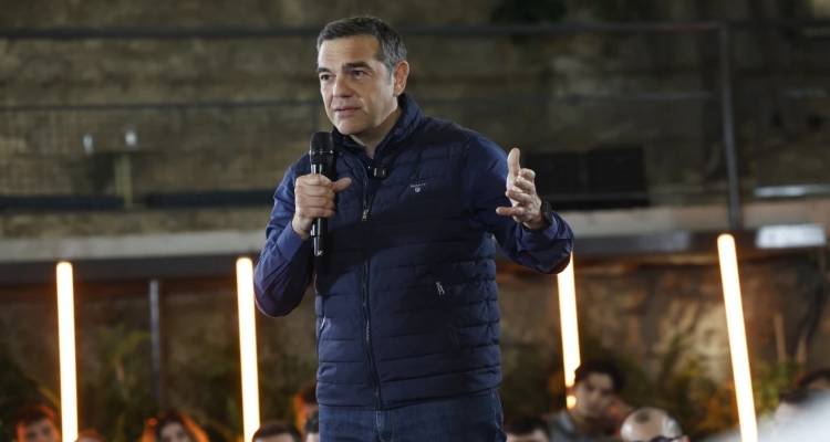 &Sigma;ή&mu;&epsilon;&rho;&alpha; &pi;&alpha;&rho;&omicron;&upsilon;&sigma;&iota;ά&zeta;&epsilon;&iota; &tau;&omicron; &kappa;ό&mu;&mu;&alpha; &tau;&omicron;&upsilon; &omicron; &Alpha;&lambda;έ&xi;&eta;&sigmaf; &Tau;&sigma;ί&pi;&rho;&alpha;&sigmaf; &sigma;&tau;&omicron; &Theta;&eta;&sigma;&epsilon;ί&omicron; &mu;&epsilon; &phi;ό&nu;&tau;&omicron; &tau;&eta;&nu; &Alpha;&kappa;&rho;ό&pi;&omicron;&lambda;&eta;, &upsilon;&pi;ό &tau;&omicron;&upsilon;&sigmaf; ή&chi;&omicron;&upsilon;&sigmaf; &tau;&omicron;&upsilon; &Kappa;&rho;&alpha;&omicron;&upsilon;&nu;ά&kappa;&eta;
