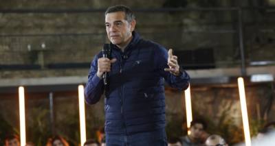 &Sigma;ή&mu;&epsilon;&rho;&alpha; &pi;&alpha;&rho;&omicron;&upsilon;&sigma;&iota;ά&zeta;&epsilon;&iota; &tau;&omicron; &kappa;ό&mu;&mu;&alpha; &tau;&omicron;&upsilon; &omicron; &Alpha;&lambda;έ&xi;&eta;&sigmaf; &Tau;&sigma;ί&pi;&rho;&alpha;&sigmaf; &sigma;&tau;&omicron; &Theta;&eta;&sigma;&epsilon;ί&omicron; &mu;&epsilon; &phi;ό&nu;&tau;&omicron; &tau;&eta;&nu; &Alpha;&kappa;&rho;ό&pi;&omicron;&lambda;&eta;, &upsilon;&pi;ό &tau;&omicron;&upsilon;&sigmaf; ή&chi;&omicron;&upsilon;&sigmaf; &tau;&omicron;&upsilon; &Kappa;&rho;&alpha;&omicron;&upsilon;&nu;ά&kappa;&eta;