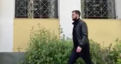 &Sigma;&tau;&eta;&nu; &alpha;&nu;&alpha;&kappa;&rho;ί&tau;&rho;&iota;&alpha; &omicron; &Mu;ά&nu;&omicron;&sigmaf; &Delta;&alpha;&sigma;&kappa;&alpha;&lambda;ά&kappa;&eta;&sigmaf;, &tau;&omicron;&nu; &alpha;&pi;&omicron;&delta;&omicron;&kappa;ί&mu;&alpha;&sigma;&alpha;&nu; &sigma;&upsilon;&gamma;&kappa;&epsilon;&nu;&tau;&rho;&omega;&mu;έ&nu;&omicron;&iota; | &laquo;&Delta;&omicron;&lambda;&omicron;&phi;ό&nu;&omicron;&iota;&raquo;, &laquo;&nu;&tau;&rho;&omicron;&pi;ή &sigma;&omicron;&upsilon;&raquo;, &phi;ώ&nu;&alpha;&zeta;&alpha;&nu;