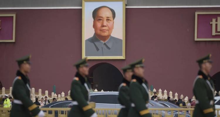 «Δεν θα υποχωρήσουμε»: Η Κίνα απαντάει στις ΗΠΑ με βίντεο από ομιλία του Μάο -Σε ισχύ τα αντίποινα για τους δασμούς του Τραμπ