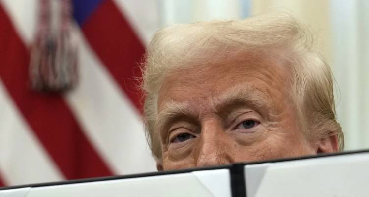 Κλιμάκωση στον εμπορικό πόλεμο από τον Τραμπ: Θα βάλει δασμούς 25% στις εισαγωγές χάλυβα και αλουμινίου από όλες τις χώρες