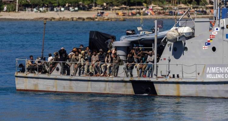 Ασφυκτική η κατάσταση στην Κρήτη με τις «καραβιές» μεταναστών | Άλλοι 557 αποβιβάστηκαν σήμερα, στη Λιβύη ο Πλεύρης