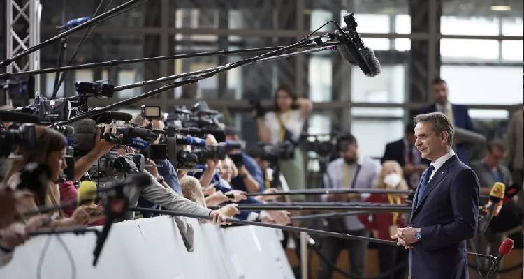 &Epsilon;&lambda;&lambda;&eta;&nu;&omicron;&tau;&omicron;&upsilon;&rho;&kappa;&iota;&kappa;ά: &Mu;&eta;&tau;&sigma;&omicron;&tau;ά&kappa;&eta;&sigmaf; &kappa;&alpha;&iota; &Epsilon;&upsilon;&rho;&omega;&pi;&alpha;ί&omicron;&iota; &pi;&epsilon;&tau;&omicron;ύ&nu; &tau;&omicron; &laquo;&mu;&pi;&alpha;&lambda;ά&kappa;&iota;&raquo; &tau;&eta;&sigmaf; &alpha;&pi;&omicron;&kappa;&lambda;&iota;&mu;ά&kappa;&omega;&sigma;&eta;&sigmaf; &sigma;&tau;&eta;&nu; &Tau;&omicron;&upsilon;&rho;&kappa;ί&alpha;
