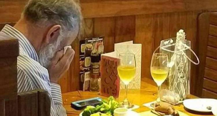 Η φωτογραφία από του Αγίου Βαλεντίνου που συγκίνησε: Ανδρας τρώει μόνος, κλαίγοντας [εικόνα]