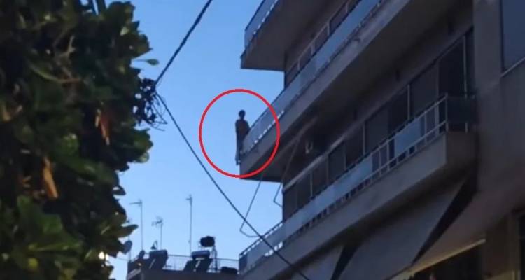Τραγωδία στο Αγρίνιο: Γυναίκα έκανε βουτιά θανάτου από τον 4ο όροφο πολυκατοικίας, βίντεο-σοκ