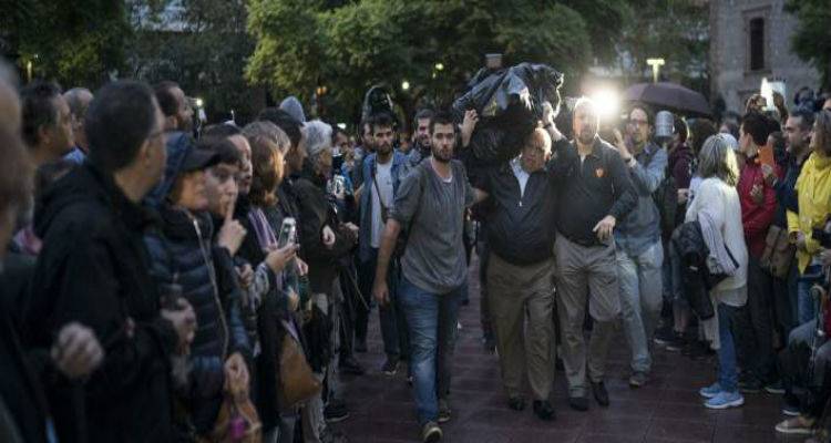 &Kappa;&alpha;&tau;&alpha;&lambda;&omicron;&nu;ί&alpha;: &laquo;&Mu;ά&chi;&eta;&raquo; &gamma;&iota;&alpha; &tau;&omicron; &delta;&eta;&mu;&omicron;&psi;ή&phi;&iota;&sigma;&mu;&alpha; -&Alpha;&psi;&eta;&phi;&omicron;ύ&nu; &tau;&eta;&nu; &alpha;&pi;&alpha;&gamma;ό&rho;&epsilon;&upsilon;&sigma;&eta;, &omicron;&upsilon;&rho;έ&sigmaf; &sigma;&tau;&alpha; &epsilon;&kappa;&lambda;&omicron;&gamma;&iota;&kappa;ά &kappa;έ&nu;&tau;&rho;&alpha; (photos)