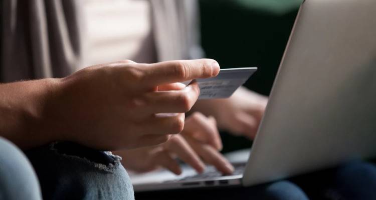 Συναγερμός στις επιχειρήσεις για ηλεκτρονικές απάτες | Τι συστήνουν οι τράπεζες στους καταναλωτές