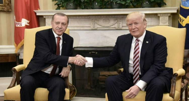 &Omicron; &Tau;&rho;&alpha;&mu;&pi; &beta;&lambda;έ&pi;&epsilon;&iota; &tau;&omicron;&nu; &Epsilon;&rho;&nu;&tau;&omicron;&gamma;ά&nu;, &lambda;έ&epsilon;&iota; &xi;&alpha;&nu;ά ό&chi;&iota; &sigma;&tau;&omicron; &kappa;&omicron;&upsilon;&rho;&delta;&iota;&kappa;ό &delta;&eta;&mu;&omicron;&psi;ή&phi;&iota;&sigma;&mu;&alpha;