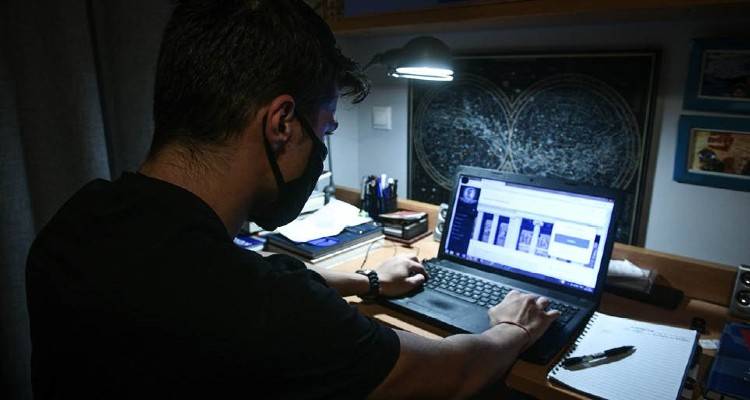 &Sigma;&chi;&omicron;&lambda;&epsilon;ί&alpha;: &Tau;&eta;&lambda;&epsilon;&kappa;&pi;&alpha;ί&delta;&epsilon;&upsilon;&sigma;&eta; &sigma;&epsilon; &Gamma;&upsilon;&mu;&nu;ά&sigma;&iota;&alpha;-&Lambda;ύ&kappa;&epsilon;&iota;&alpha; &alpha;&pi;ό &sigma;ή&mu;&epsilon;&rho;&alpha; | &Mu;&epsilon; &pi;&omicron;&iota;&omicron; &kappa;&omega;&delta;&iota;&kappa;ό &theta;&alpha; &gamma;ί&nu;&epsilon;&tau;&alpha;&iota; &eta; &mu;&epsilon;&tau;ά&beta;&alpha;&sigma;&eta; &sigma;&tau;&alpha; &Delta;&eta;&mu;&omicron;&tau;&iota;&kappa;ά