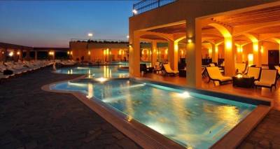 &Tau;&omicron; &laquo;&Epsilon;&lambda;&lambda;&eta;&nu;&iota;&kappa;ό &pi;&rho;&omega;&iota;&nu;ό&raquo; &kappa;&alpha;&iota; &sigma;&tau;&eta; &Lambda;ή&mu;&nu;&omicron; | To Varos Village &sigma;&tau;&alpha; 410 &xi;&epsilon;&nu;&omicron;&delta;&omicron;&chi;&epsilon;ί&alpha; &pi;&omicron;&upsilon; &epsilon;&pi;&epsilon;&nu;&delta;ύ&omicron;&upsilon;&nu; &sigma;&tau;&eta;&nu; &tau;&omicron;&pi;&iota;&kappa;ή &kappa;&omicron;&upsilon;&zeta;ί&nu;&alpha;