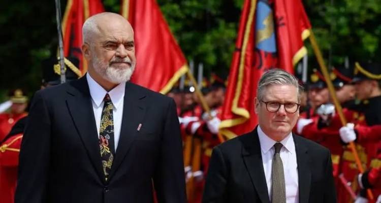 Τo οδοιπορικό του Βρετανού Πρωθυπουργού στην Αλβανία: Επιτυχίες, Αντιφάσεις και το Αγκάθι της Μετανάστευσης