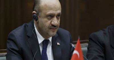 &Alpha;&pi;&epsilon;&iota;&lambda;&epsilon;ί &kappa;&alpha;&iota; &omicron; &Tau;&omicron;ύ&rho;&kappa;&omicron;&sigmaf; &upsilon;&pi;. Ά&mu;&upsilon;&nu;&alpha;&sigmaf;: &Sigma;&tau;&epsilon;ί&lambda;&tau;&epsilon; &tau;&omicron;&upsilon;&sigmaf; 8 &alpha;&mu;έ&sigma;&omega;&sigmaf; &pi;ί&sigma;&omega;