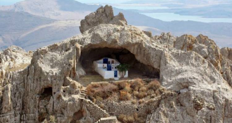 &Eta; &pi;&iota;&omicron; &pi;&epsilon;&rho;ί&epsilon;&rho;&gamma;&eta; &epsilon;&kappa;&kappa;&lambda;&eta;&sigma;ί&alpha; &tau;&omicron;&upsilon; &kappa;ό&sigma;&mu;&omicron;&upsilon; &beta;&rho;ί&sigma;&kappa;&epsilon;&tau;&alpha;&iota; &sigma;&epsilon; &epsilon;&lambda;&lambda;&eta;&nu;&iota;&kappa;ό &nu;&eta;&sigma;ί! (photos)