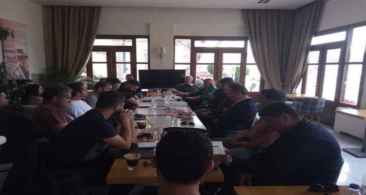 &Sigma;&upsilon;&nu;ά&nu;&tau;&eta;&sigma;&eta; &mu;&epsilon; &tau;&omicron; &sigma;ύ&lambda;&lambda;&omicron;&gamma;&omicron; &epsilon;&sigma;&tau;ί&alpha;&sigma;&eta;&sigmaf; &Lambda;ή&mu;&nu;&omicron;&upsilon; &epsilon;ί&chi;&epsilon; &eta; &Epsilon;&lambda;&epsilon;&omicron;&nu;ώ&rho;&alpha; &Gamma;&epsilon;ώ&rho;&gamma;&alpha;