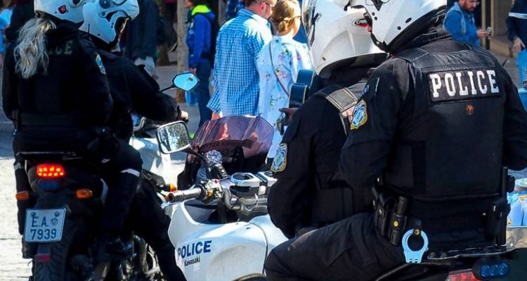 &Mu;&epsilon;&nu;ί&delta;&iota;: &laquo;&Upsilon;&pi;ό&tau;&rho;&omicron;&pi;&omicron;&sigmaf;&raquo; &omicron; &alpha;&sigma;&tau;&upsilon;&nu;&omicron;&mu;&iota;&kappa;ό&sigmaf; &pi;&omicron;&upsilon; &chi;&tau;ύ&pi;&eta;&sigma;&epsilon; &tau;&omicron;&nu; 11&chi;&rho;&omicron;&nu;&omicron; | &Epsilon;ί&chi;&epsilon; &beta;&iota;&alpha;&iota;&omicron;&pi;&rho;&alpha;&gamma;ή&sigma;&epsilon;&iota; &kappa;&alpha;&iota; &sigma;&tau;&omicron; &pi;&alpha;&rho;&epsilon;&lambda;&theta;ό&nu; (video)