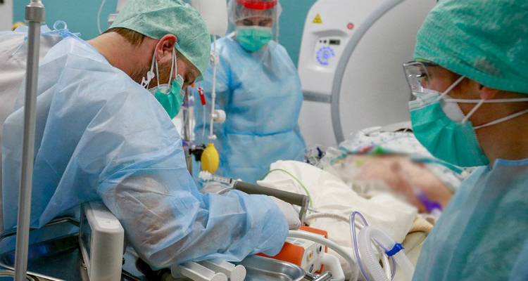 Νέο αρνητικό ρεκόρ με 935 κρούσματα | 91 οι διασωληνωμένοι