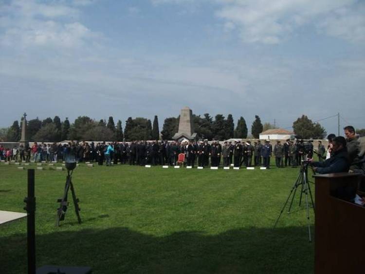 &Epsilon;&kappa;&delta;ή&lambda;&omega;&sigma;&eta; &laquo;&Tau;&iota;&mu;ή&sigmaf; &kappa;&alpha;&iota; &Mu;&nu;ή&mu;&eta;&sigmaf; &gamma;&iota;&alpha; &tau;&eta; &Mu;ά&chi;&eta; &tau;&eta;&sigmaf; &Kappa;&alpha;&lambda;&lambda;ί&pi;&omicron;&lambda;&eta;&sigmaf;&raquo; (photos + mp3)