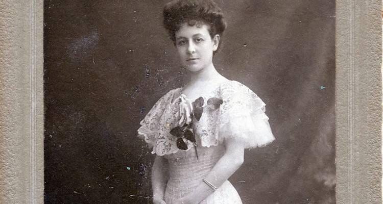 «Σ’ αγαπώ άγρια και θέλω την αγκαλιά σου και το στόμα σου που φιλεί φρικτά…»