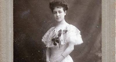 «Σ’ αγαπώ άγρια και θέλω την αγκαλιά σου και το στόμα σου που φιλεί φρικτά…»