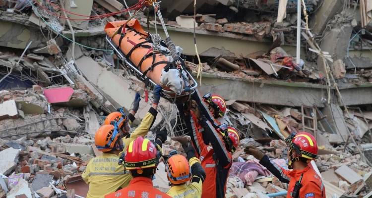 Μιανμάρ: Θαύμα στα ερείπια - Ανέσυραν γυναίκα ζωντανή 60 ώρες μετά τον φονικό σεισμό [βίντεο]