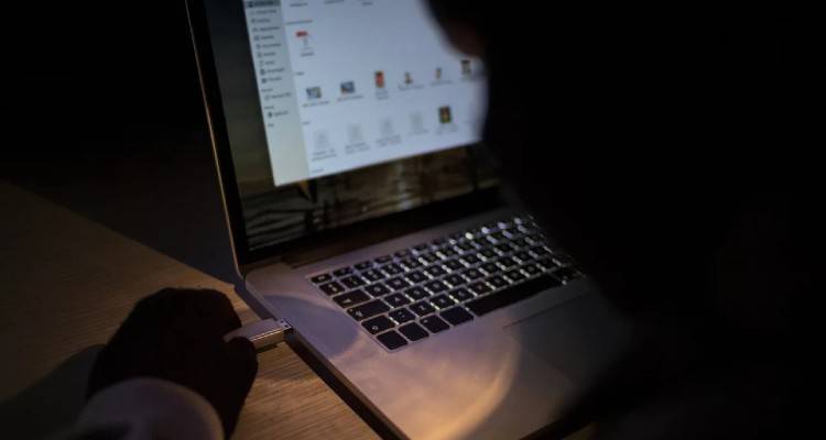 &Alpha;&lambda;&beta;&alpha;&nu;ί&alpha;: &Delta;&iota;έ&rho;&rho;&epsilon;&upsilon;&sigma;&alpha;&nu; &sigma;&tau;&omicron; &delta;&iota;&alpha;&delta;ί&kappa;&tau;&upsilon;&omicron; &pi;&rho;&omicron;&sigma;&omega;&pi;&iota;&kappa;ά &delta;&epsilon;&delta;&omicron;&mu;έ&nu;&alpha; &chi;&iota;&lambda;&iota;ά&delta;&omega;&nu; &pi;&omicron;&lambda;&iota;&tau;ώ&nu; | &Mu;&epsilon;&tau;&alpha;&xi;ύ &alpha;&upsilon;&tau;ώ&nu; &kappa;&alpha;&iota; &omicron; &Epsilon;&nu;&tau;&iota; &Rho;ά&mu;&alpha;