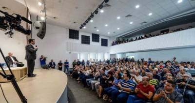 &Zeta;ά&epsilon;&phi;: &Epsilon;ί&mu;&alpha;&sigma;&tau;&epsilon; &Mu;&alpha;&kappa;&epsilon;&delta;ό&nu;&epsilon;&sigmaf;, &mu;&epsilon; &tau;&omicron; &delta;&iota;&kappa;ό &mu;&alpha;&sigmaf; έ&delta;&alpha;&phi;&omicron;&sigmaf; &kappa;&alpha;&iota; &tau;&eta; &mu;&alpha;&kappa;&epsilon;&delta;&omicron;&nu;&iota;&kappa;ή &gamma;&lambda;ώ&sigma;&sigma;&alpha;
